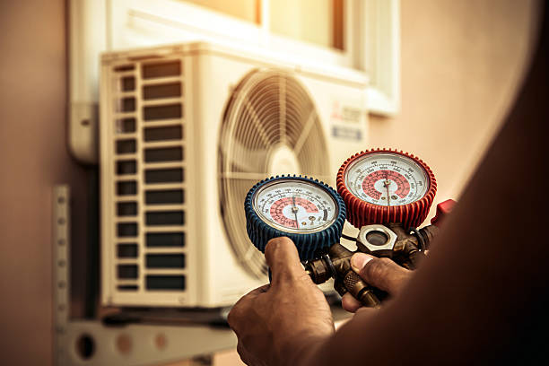 Professional Ac Installation technician working in Pleasantville, IA